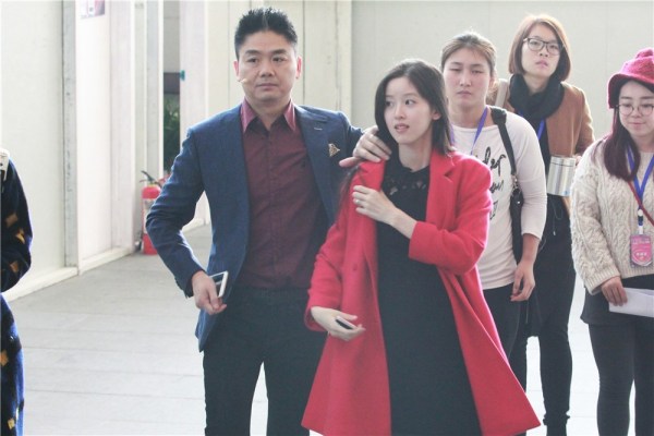 刘强东解释拒绝他人提奶茶妹妹:并非针对网友