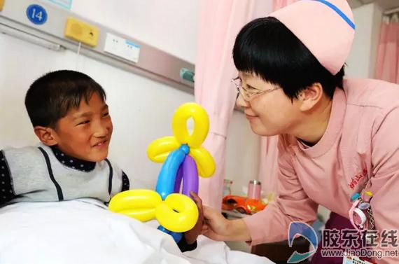 送礼物陪聊天 烟台山医院志愿者用爱温暖一座