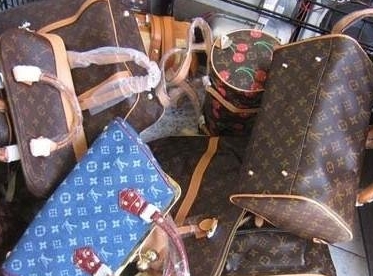 法院网上拍卖假LV包 假货回流市场让网友懵圈