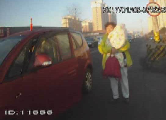 婴儿发高烧半昏迷烟台交警紧急开道救助(图)