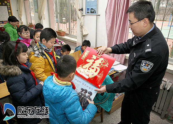 烟台市公安局民警到潇翔小学开展假前安全讲座