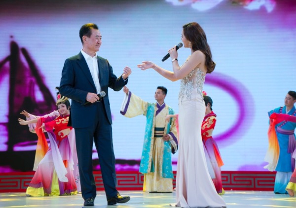 王健林年会连嗨四首歌 堪称 企业家歌神 _烟台