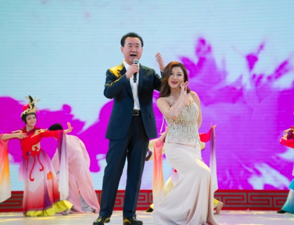 王健林年会连嗨四首歌 堪称企业家歌神_烟台