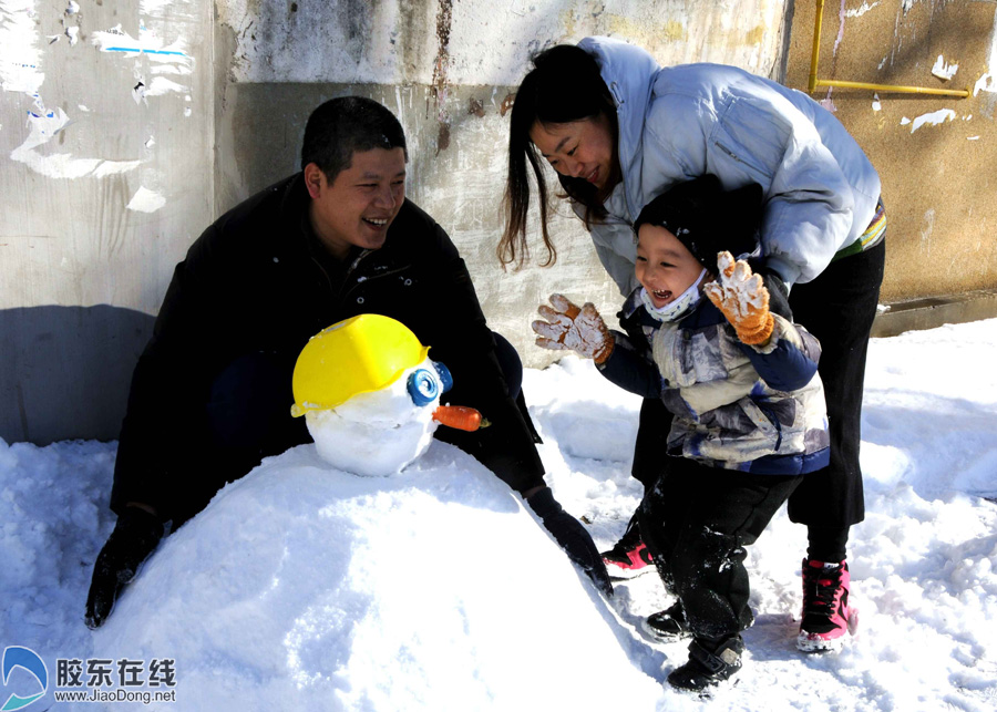 组图:堆雪人 打雪仗 招远街头欢乐多