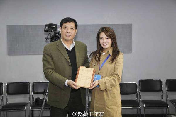 赵薇担任北京电影学院明星考官 与恩师一同监考图片