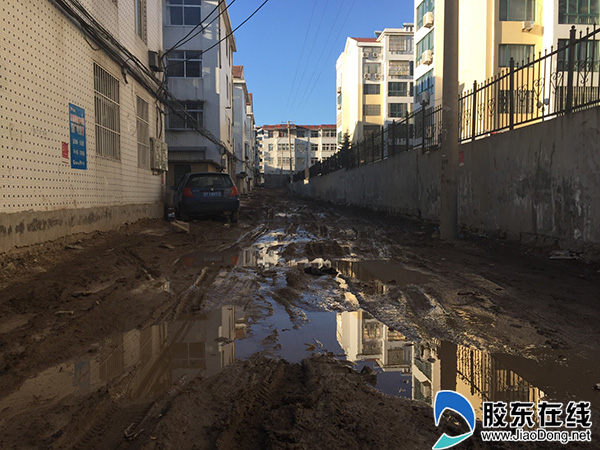 雨雪天=老人摔倒?无名小区居民盼修路(图)