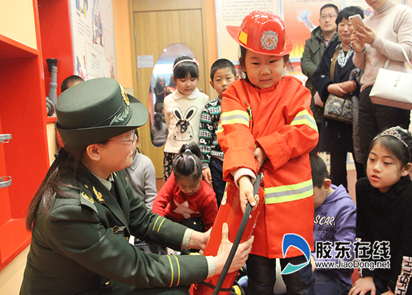 台青少年宫举行逃生演练 我做小消防安全员 科