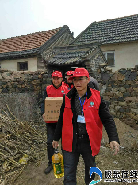 海阳爱心慈善义工队开展关爱他人志愿服务活动