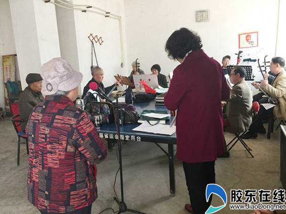 弘扬传统戏曲文化,招远市天府小区老年戏剧票社自发组织戏曲爱好者