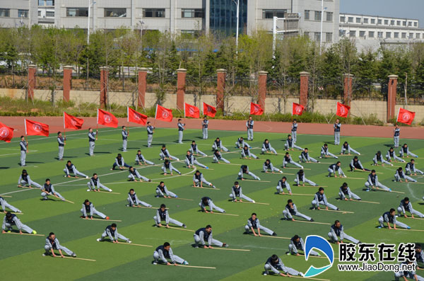 烟台二中2017年春季田径运动隆重毕业(男生好什么初中?组图举行呢学图片