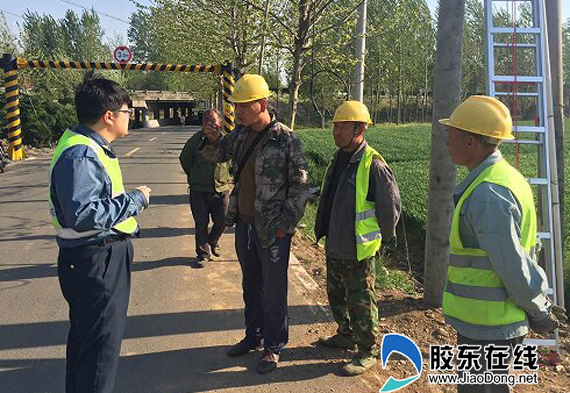 高速违规架光缆存隐患 巡查员及时制止保平安