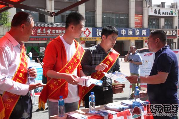 市人防办组织开展防空防灾日宣传活动（图）