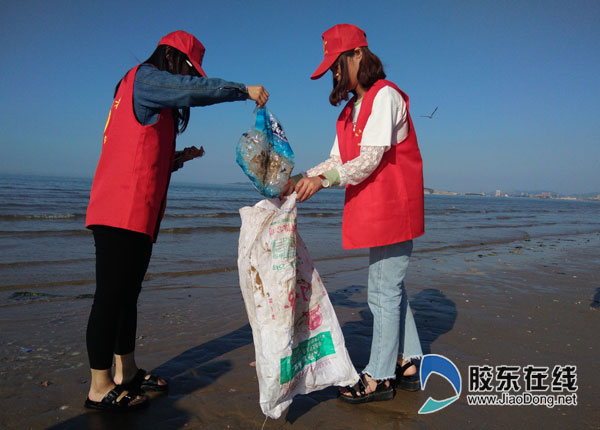烟台职业学院开展海域义务捡垃圾环保公益活动