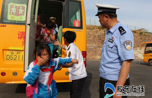 莱阳交警组织师生开展校车逃生演练