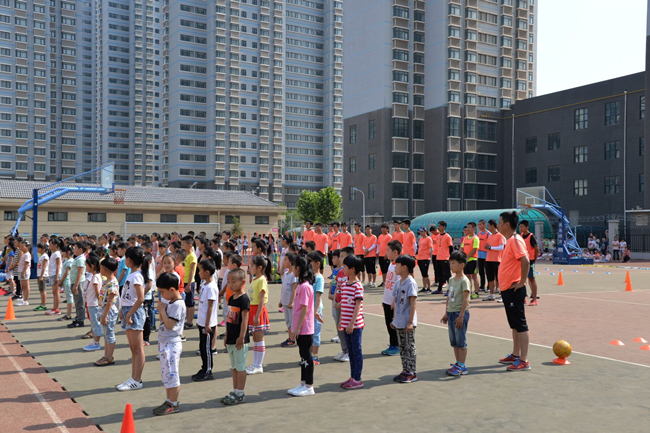 讯 (通讯员 李莉) 6月15日,芝罘区幸福小学首届"校园足球文化节"开幕