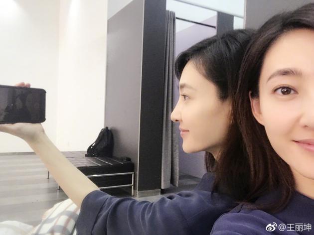 王丽坤 新浪娱乐讯 7月20日晚,王丽坤通过微博晒美照,并称:我来除草的,看看有几个我。照片中,王丽坤头发随意披散,一脸素颜,皮肤光滑白皙气色好。站在四面都是镜子的房间,手拿相机自拍,所以看上去有很多个王丽坤,十分的逗趣。 网友看到照片后纷纷围观并留言称:满世界都是你!千呼万唤始出来,犹抱琵琶半遮面!再不除草就变成大草原了!!(我是弥尔)