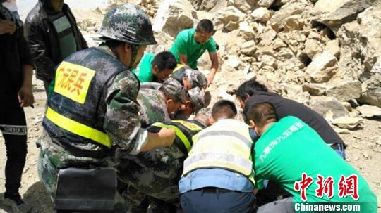 九寨沟地震:两名重伤者在受伤14小时后被城管救出