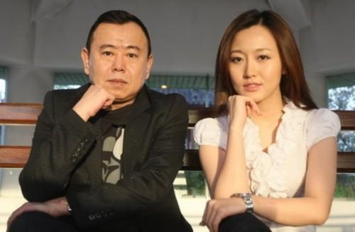 潘长江女儿潘阳晒美照 大秀香肩妩媚迷人