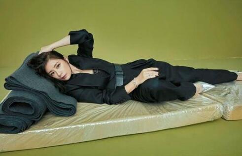 贾静雯躺床垫上性感撩人:姐也是专业演员