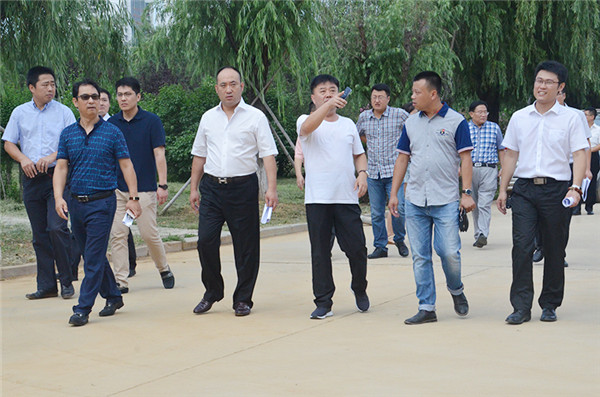 8月22日上午,文经学院董事长辛军,董事,祥隆集团总裁张吉亮,执行董事