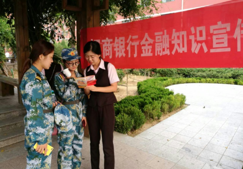 人口学校活动_爱心棉衣 情暖铁路沿线 民工子弟家(2)