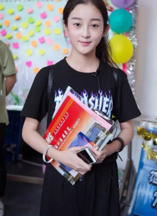 浙江传媒大学报到首日 鲜肉美女云集(图)