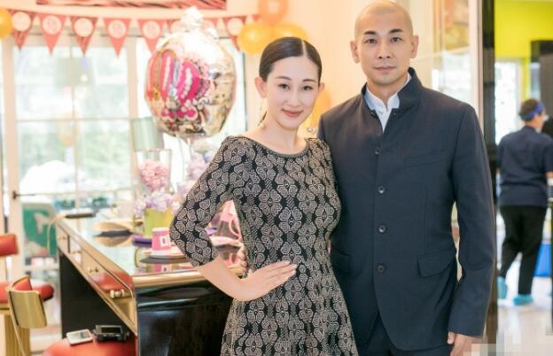 赵文卓罕见晒全家福妻子女儿太美了图