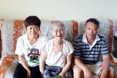 烟台夫妇9年如一日 照顾被遗弃在烟韩国老太太