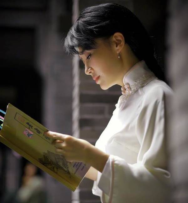 许晴早年看秀未PS照片曝光:肤色黝黑 身材臃肿