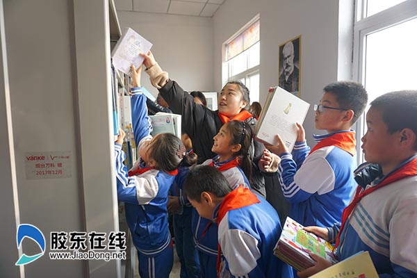 万科工作人员帮孩子们整理图书600