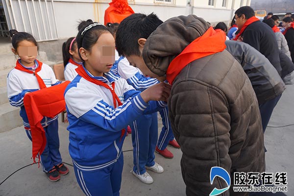 孩子们现场给爱心人士系红领巾6001