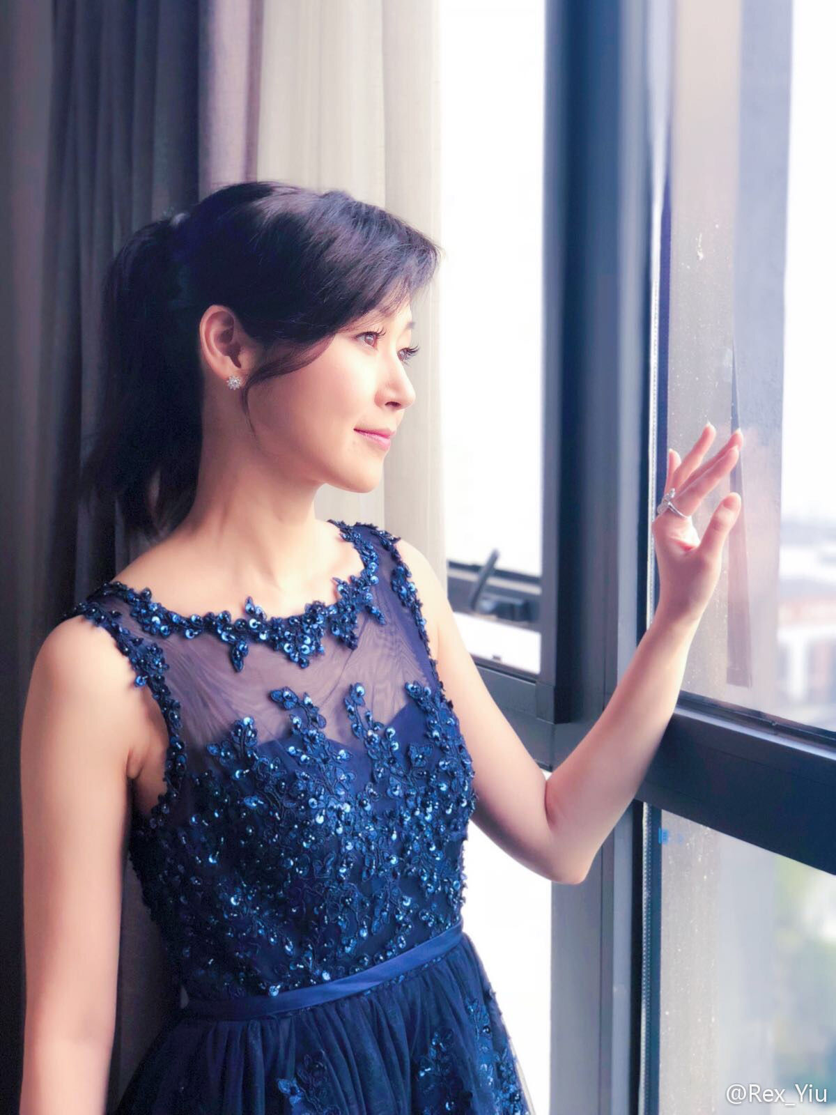 48岁美魔女万绮雯穿上校服 俨然一副少女样