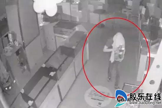 烟台二人合伙砸手机店玻璃并盗走大量手机落网