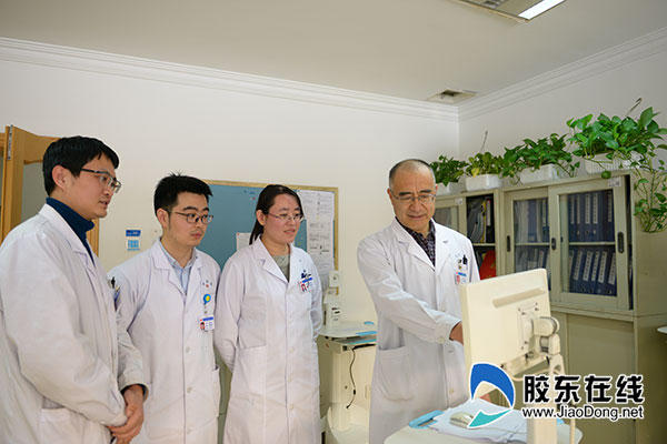 修春明(右一)团队使用移动查房车查看患者病例