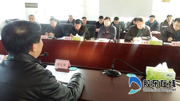 孙嗣文(右三)在莱阳市政府见