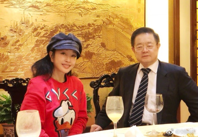 刘晓庆晒亲友合照 老公罕见出镜