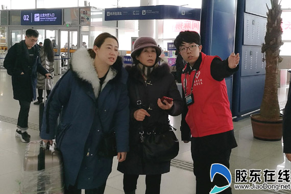 志愿者引导旅客办理乘机手续 拷贝