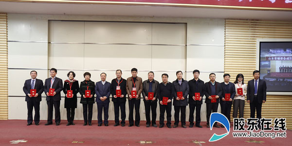 为编委会成员颁发证书