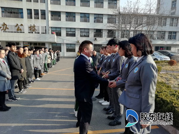 扬起理想的风帆 —烟台艺校举行新学期升旗仪式