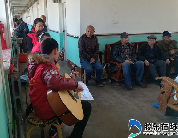 牟平区小学生走进敬老院开展学雷锋活动(图)