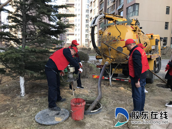 排水处化管办的党员们为社区清理下水道