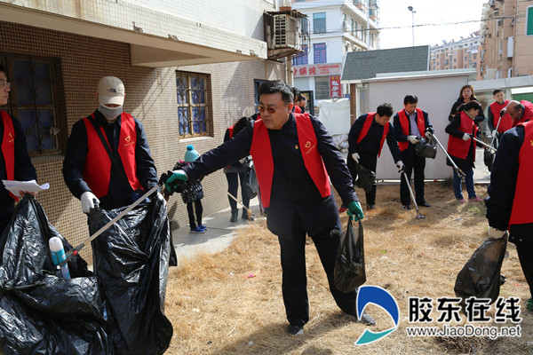 排水处机关党员们忙着清理居民区垃圾