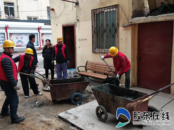 排水处养护管理所的党员们为社区疏通堵塞管道