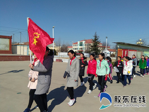 雏鹰大队学雷锋_副本