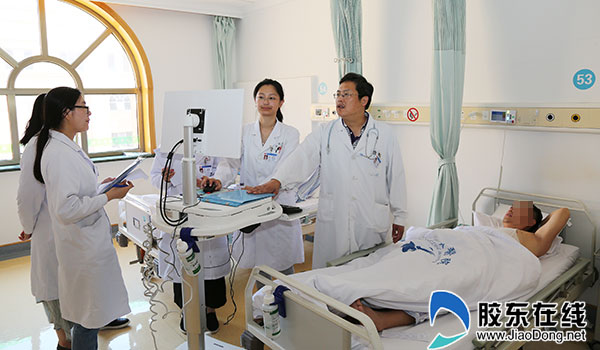 任法新(左五)在查房