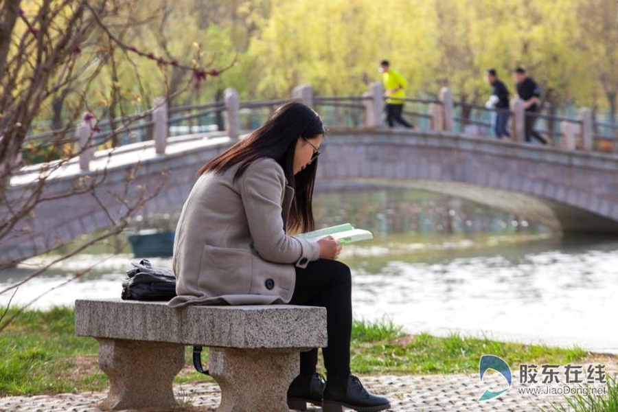 大学生们在美丽的三元湖畔认真晨读,乐享"阅读的春天.