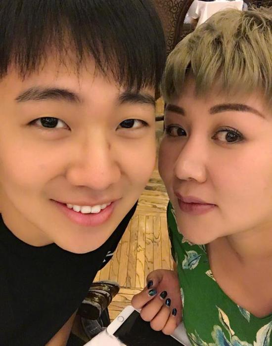 爱意满满!郭德纲罕见晒家庭合照为妻子庆生