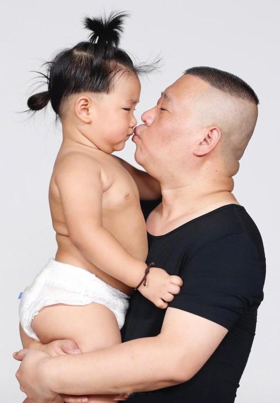 爱意满满!郭德纲罕见晒家庭合照为妻子庆生