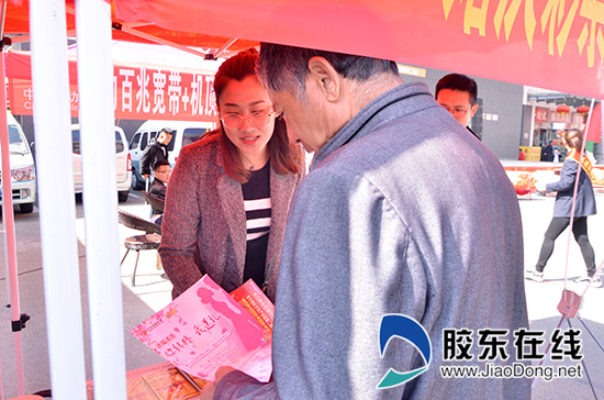 市民在展台前了解活动详情