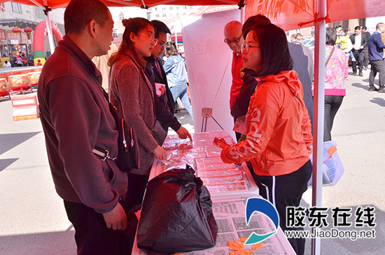 市民在展台前了解活动详情2